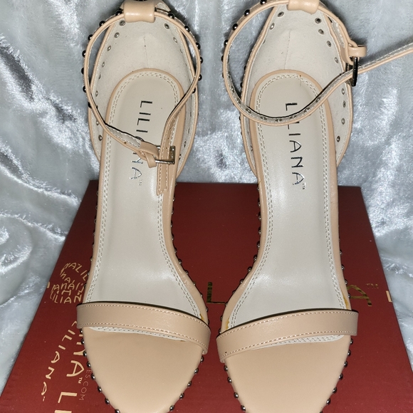 Tan heels - Picture 2 of 5